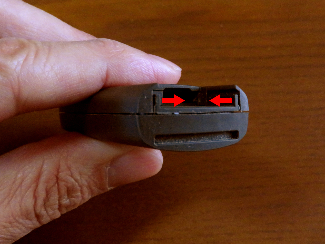 ラフェスタ ハイウェイスター（プレマシー）のキーレスエントリーの電池を交換3